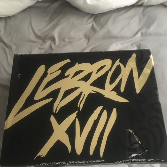LeBron XVII size 12 - Picture 2 of 3